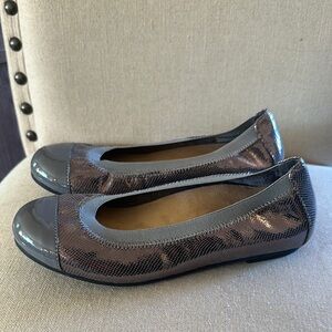 Vionic Women’s Carroll Metallic Cap Toe Slip On Ballet Flats Silver Size 6.5